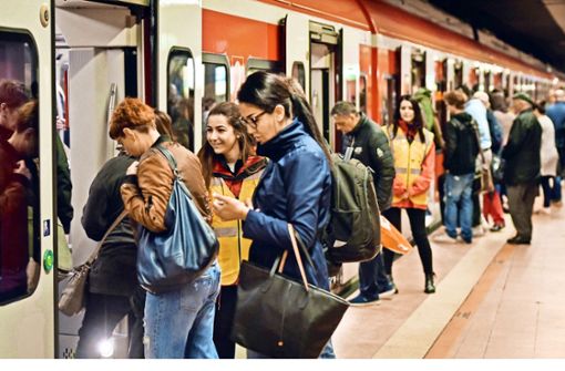 Die Fahrgäste der S-Bahn – hier am Hauptbahnhof – sollen sich künftig noch besser auf die Züge verteilen, wenn diese verlängert werden können und dann mehr Türen haben. Foto: Lichtgut/Max Kovalenko