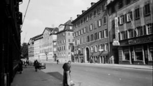 Kehrwoche 1942, hier eine Szene aus der Hauptstätter Straße. Weitere Eindrücke zum Thema Müllentsorgung in dieser Zeit zeigt die Fotostrecke. Foto: Stadtarchiv Stuttgart