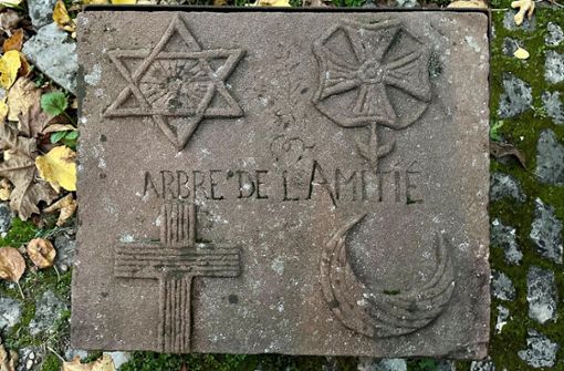 Religiöse Symbole auf einem Stein in Ingwiller im Elsaß – ein Ausdruck von gegenseitigem Respekt. Foto: jse