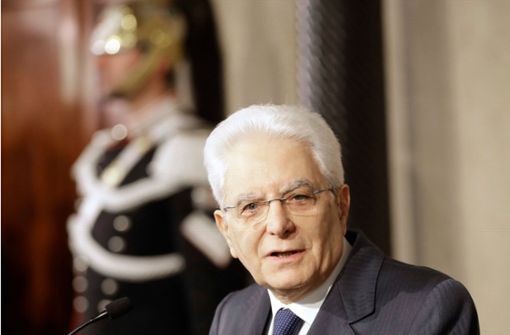 Der italienische Staatspräsident Sergio Mattarella muss entscheiden, ob er gegen die Personalie des Wirtschaftministers sein Veto einlegt. Foto: AP