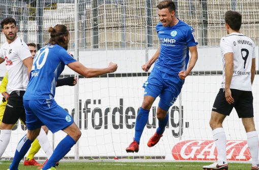 Da kommt Freude auf: Ausgerechnet im Spitzenspiel gegen seinen Ex-Club FV 08 Villingen schießt Daniel Niedermann (Mitte) sein erstes Tor für die Stuttgarter Kickers. Foto: Baumann
