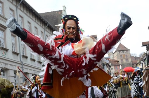 Einer der traditionsreichen Höhepunkte der schwäbisch-alemannischen Fastnacht ist am Montag der Narrensprung in Rottweil. (Archivbild) Foto: dpa