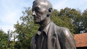 Heute  erinnern eine Bronzestatue an den prominenten Mieter...  Foto: Doris Burger