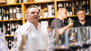 Holger Gayer mag Wein nicht nur, er spricht auch gerne darüber. Foto: Lichtgut/Verena Ecker
