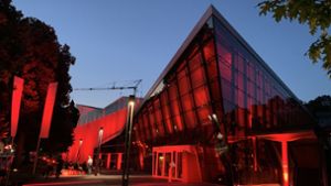 Auch das Esslinger Neckar Forum leuchtete rot. Foto: oh