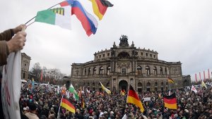 In Dresden sind wieder tausende Pegida-Anhänger auf die Straße gegangen.  Foto: dpa-Zentralbild