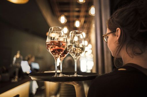 Auch für ein Glas Wein im Lokal gilt künftig eine Bonpflicht. Foto: Lichtgut/Leif Piechowski