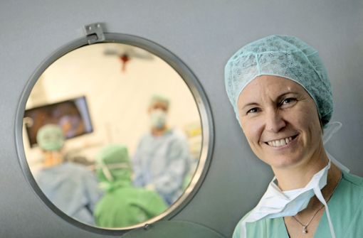 Die Tübinger Gynäkologin Sara Brucker hat als erste deutsche Ärztin Gebärmütter transplantiert. Jetzt wurden zwei Kinder nach den Eingriffen geboren. Foto: dpa/