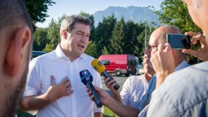 Markus Söder (CSU), Ministerpräsident von Bayern, unterhält sich auf dem Weg ins österreichische Linz, zu einer gemeinsamen Tagung des bayerischen Kabinetts und des österreichischen Bundeskabinetts, mit Journalisten. Foto: dpa
