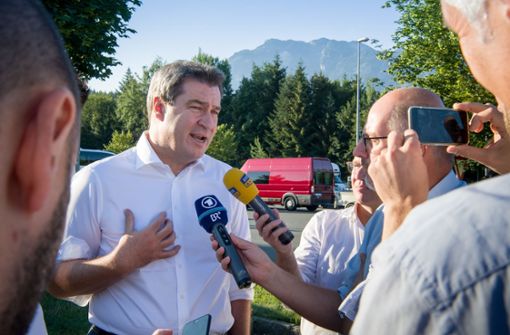 Markus Söder (CSU), Ministerpräsident von Bayern, unterhält sich auf dem Weg ins österreichische Linz, zu einer gemeinsamen Tagung des bayerischen Kabinetts und des österreichischen Bundeskabinetts, mit Journalisten. Foto: dpa