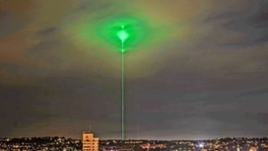 Der Trumpf-Laser: Der Strahl ist rund 80 Kilometer weit zu sehen. Foto: dpa/Christoph Schmidt