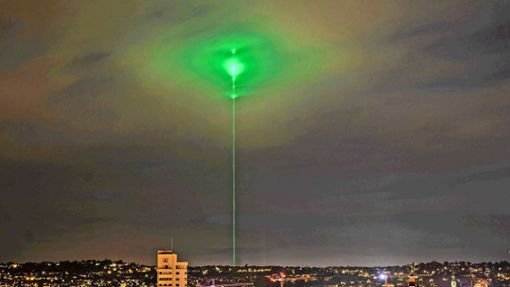 Der Trumpf-Laser: Der Strahl ist rund 80 Kilometer weit zu sehen. Foto: dpa/Christoph Schmidt