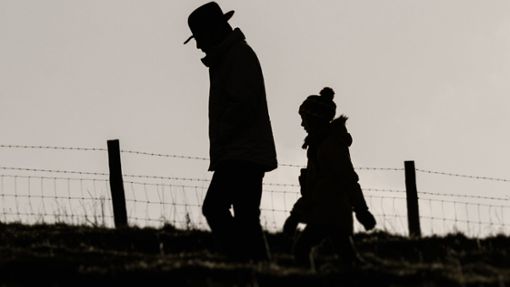Ein Vater unterwegs mit seiner Tochter: Der frühe Tod eines Elternteils hinterlässt Spuren über Jahrzehnte. Foto: Unsplash/Matt Seymour