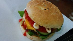 So sehen Sieger aus: ein Burger von Triple B Foto: Weh