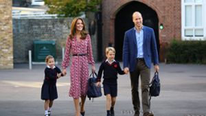 Eine noch etwas schüchterne Prinzessin Charlotte mit Mama, Herzogin Kate, ihrem großen Bruder George und Papa, Prinz William, bei ihrer Einschulung in  der Thomas’s Battersea-Grundschule in London. Foto: dpa