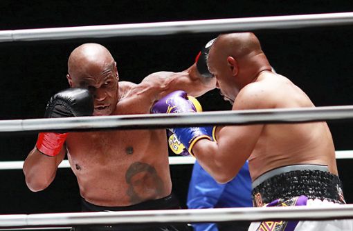 Mike Tyson und Roy Jones Jr. im Boxring. Foto: AP/Joe Scarnici