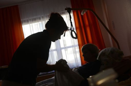 Fachkräfte werden unter anderem in Pflegeberufen dringend gesucht. Foto: dpa/Jens Kalaene