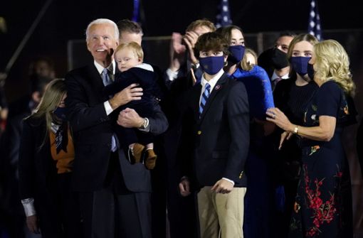 Joe Biden hält seinen jüngsten Enkel im Arm – er heißt Beau, wie sein verstorbener Onkel. Foto: dpa/Paul Sancya