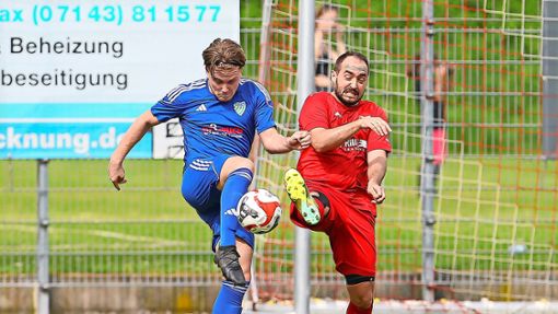 Lukas Schulz (links) und der FC Marbach halten in Hessigheim voll dagegen. Foto: avanti