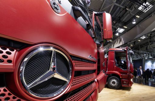 Die Nachfrage nach Daimler-Lastwagen sinkt. Foto: imago images/Arnulf Hettrich