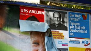 Am Tag nach der Wahl werden die Wahlplakate entfernt oder überklebt. Foto: Gottfried Stoppel