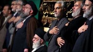 Ghassem Soleimani (dritter von rechts) wurde durch einen US-Raketenangriff getötet. Der Iran kündigte „schwere Vergeltung“ an. Foto: AFP/HO