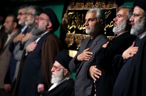 Ghassem Soleimani (dritter von rechts) wurde durch einen US-Raketenangriff getötet. Der Iran kündigte „schwere Vergeltung“ an. Foto: AFP/HO