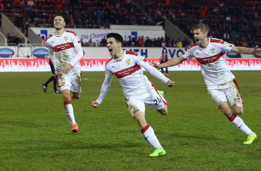 Josip Brekalo (Mitte) erzielte das Siegtor für den VfB gegen Heidenheim. Foto: Pressefoto Baumann