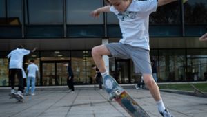 Skater aller Altersgruppen treffen sich auf dem Platz vor dem Landtag. Foto: Lichtgut/Achim Zweygarth