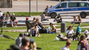 Meistens musste die Polizei einschreiten, weil sich zu viele Menschen in der Öffentlichkeit trafen. Foto: dpa/Christoph Schmidt