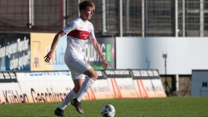 Brach sich in Göppingen den Außenknöchel im Sprunggelenk: VfB-II-Mittelfeldspieler Luca Mack (rechts). Foto: Pressefoto Baumann