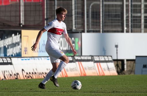 Brach sich in Göppingen den Außenknöchel im Sprunggelenk: VfB-II-Mittelfeldspieler Luca Mack (rechts). Foto: Pressefoto Baumann