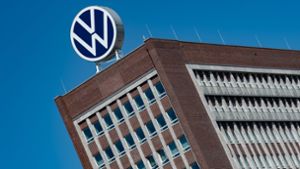 Niedersachsen, Wolfsburg: Das Logo von Volkswagen ist auf dem Dach des Markenhochhauses auf dem Werksgelände von VW zu sehen. Foto: dpa/Swen Pförtner