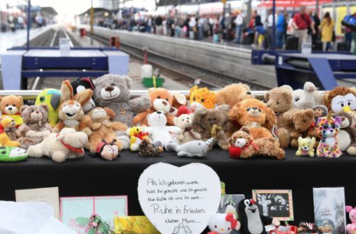 Viele Menschen gedenken des ermordeten Achtjährigen von Frankfurt. Foto: dpa