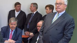 Josef Ackermann (links, sitzend), sein Anwalt Eberhard Kempf (Mitte, sitzend), der amtierende Co-Vorstandsvorsitzende der Deutschen Bank, Jürgen Fitschen (hinten, M) und Rolf Breuer vor Gericht. (Archivfoto) Foto: dpa
