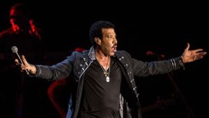 Alle aufstehen: Lionel Richie will seine Fans in der Stuttgarter Schleyerhalle tanzen sehen Foto: Lichtgut/Leif Piechowski