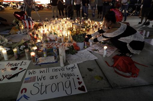 Menschen trauern um die Toten von Las Vegas. Foto: AP