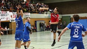 Bastian Klett (im roten Trikot) wird bald wieder für die Handballer des SV Fellbach in der Zeppelinhalle spielen. Foto: /Patricia Sigerist