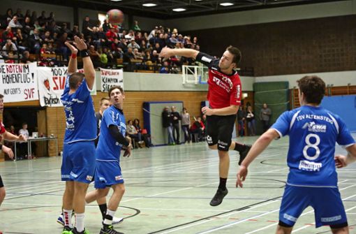 Bastian Klett (im roten Trikot) wird bald wieder für die Handballer des SV Fellbach in der Zeppelinhalle spielen. Foto: /Patricia Sigerist