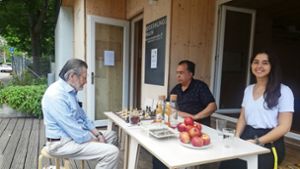 Erich Franz Xaver Bliemel und Abdulhadi Rashid können  miteinander Schachspielen. Die von Manas Shariyari  (rechts) mitorganisierte Chai-Zeit ist in Präsenz möglich. Foto: / Rehman