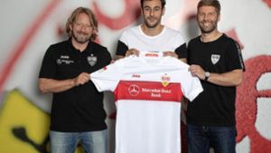 Hamadi Al Ghaddioui (Mitte) mit VfB-Sportdirektor Sven Mislintat (links) und VfB-Sportvorstand Thomas Hitzlsperger Foto: VfB Stuttgart