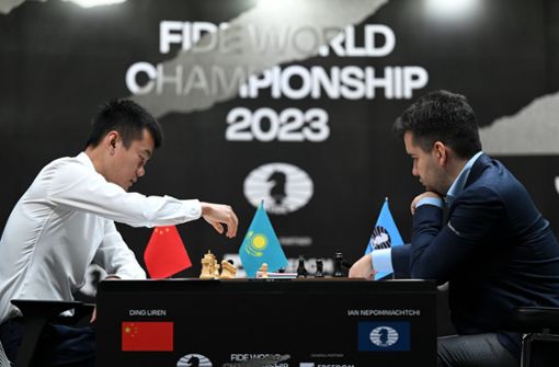 In der dritten Partie berappelte sich Ding Liren (links), die vierte Runde gegen Ian Nepomniachtchi gewann er. Foto: //rigory Sysoev