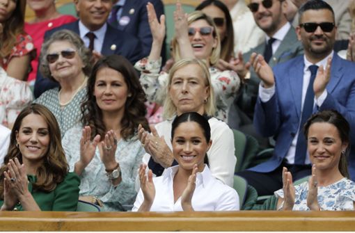 Illustrer Besuch in der „Royal Box“ beim Tennisturnier in Wimbledon (von links): Herzogin Catherine, Herzogin Meghan sowie Pippa Middleton, die Schwester von Catherine. Meghan hatte offenbar darauf bestanden, während des Turniers nicht von Fans fotografiert zu werden. Foto: dpa