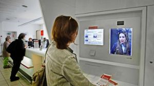 Am Tübinger Bahnhof ist auf Knopfdruck eine Videoberatung möglich. Foto: Horst Haas