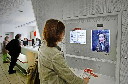 Am Tübinger Bahnhof ist auf Knopfdruck eine Videoberatung möglich. Foto: Horst Haas