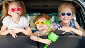 Damit schon der Weg das Ziel ist: Tipps für eine entspannte Autofahrt mit dem Nachwuchs in den Urlaub. Foto: Shutterstock/altanaka