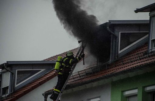 In Baltmannsweiler hat ein Blitz das Dach dreier Reihenhäuser in Brand gesetzt. Foto: SDMG