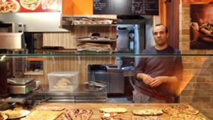 Der Pizzabäcker Karim S. in seinem Laden in Rom. Das Pizza-Geschäft wird immer internationaler. In vielen Städten haben ausländische Pizzabäcker die einheimischen «Pizzaioli» abgelöst. Foto: dpa