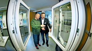 Berater Christian Quattrone  (rechts) erläutert die Funktionsweise einbruchsicherer Fenster. Foto: Horst Rudel