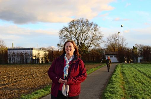 Christine Ziegele wünscht sich Laternen an dem Fußweg. Foto: Caroline Holowiecki